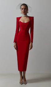 MIDIKLEID MIT ECKIGEN SCHULTERN UND KORSETT IN ROT